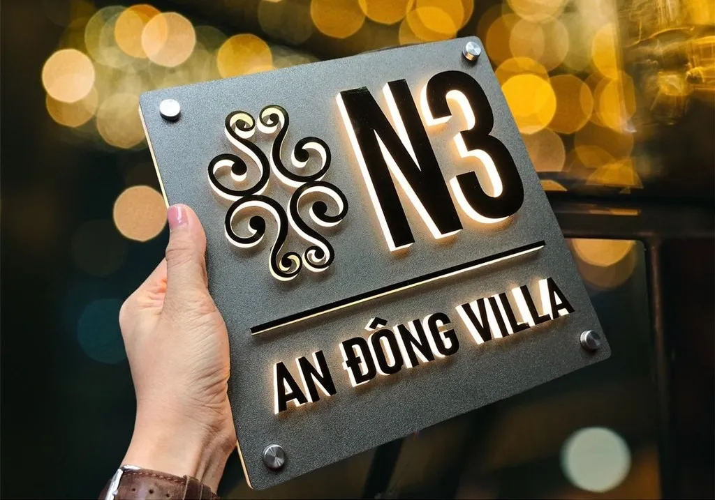 Bảng số nhà inox LED halo nhìn từ góc nghiêng 45 độ — hiệu ứng hào quang nổi bật Bảng số nhà inox 3D LED halo góc nghiêng thấy rõ ánh sáng viền