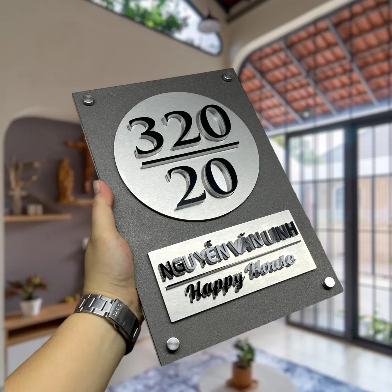 Bảng số nhà inox tấm tròn chữ nổi inox — góc nghiêng ban ngày ngoài trời thấy độ dày và chiều sâu Bảng số nhà inox 3D tấm tròn chữ nổi trên inox hairline góc nghiêng ban ngày ngoài trời