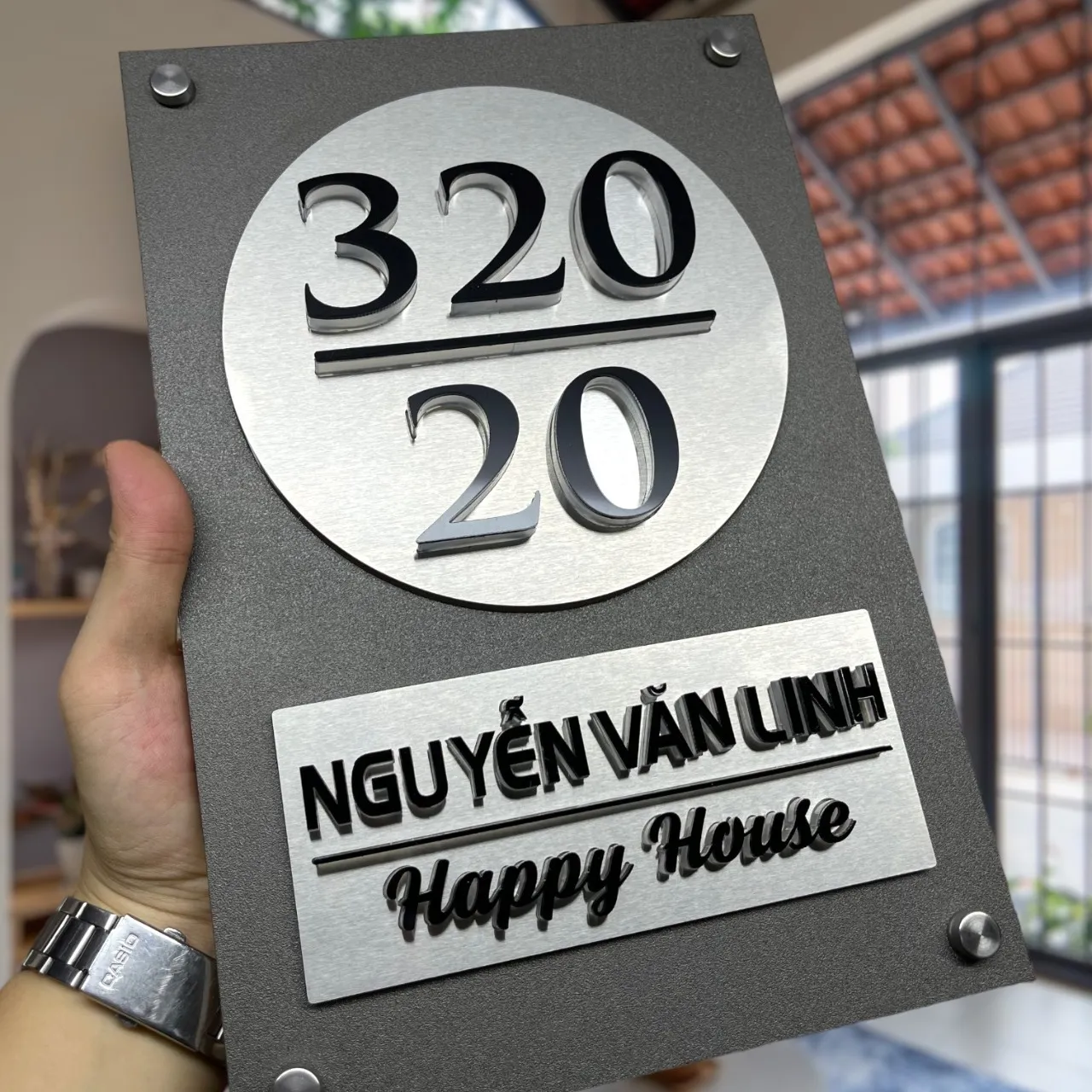 Bảng số nhà inox tấm tròn chữ nổi inox — ban ngày tắt đèn ngoài trời thấy rõ vật liệu Bảng số nhà inox sơn tĩnh điện tấm tròn chữ nổi inox trên inox hairline ban ngày đèn tắt ngoài trời