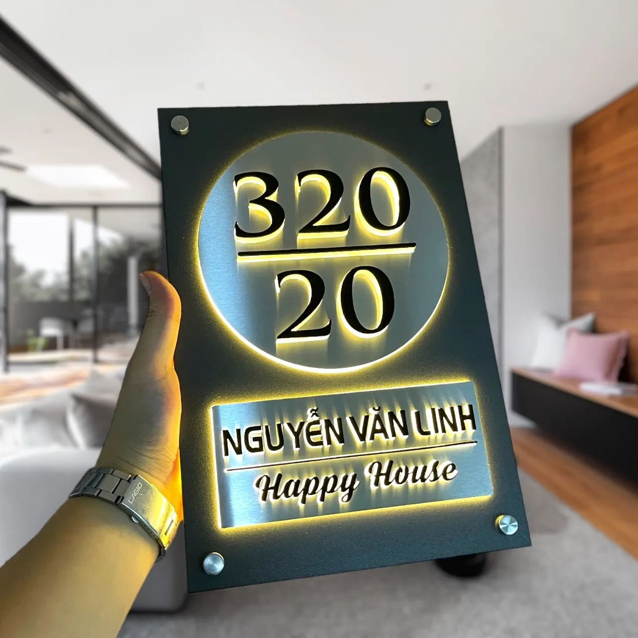 Bảng số nhà inox tấm tròn chữ nổi inox LED halo — cầm tay mặt trước góc nhìn thẳng Bảng số nhà inox 3D tấm tròn chữ nổi trên inox hairline LED halo vàng ấm cầm tay nhìn thẳng mặt trước