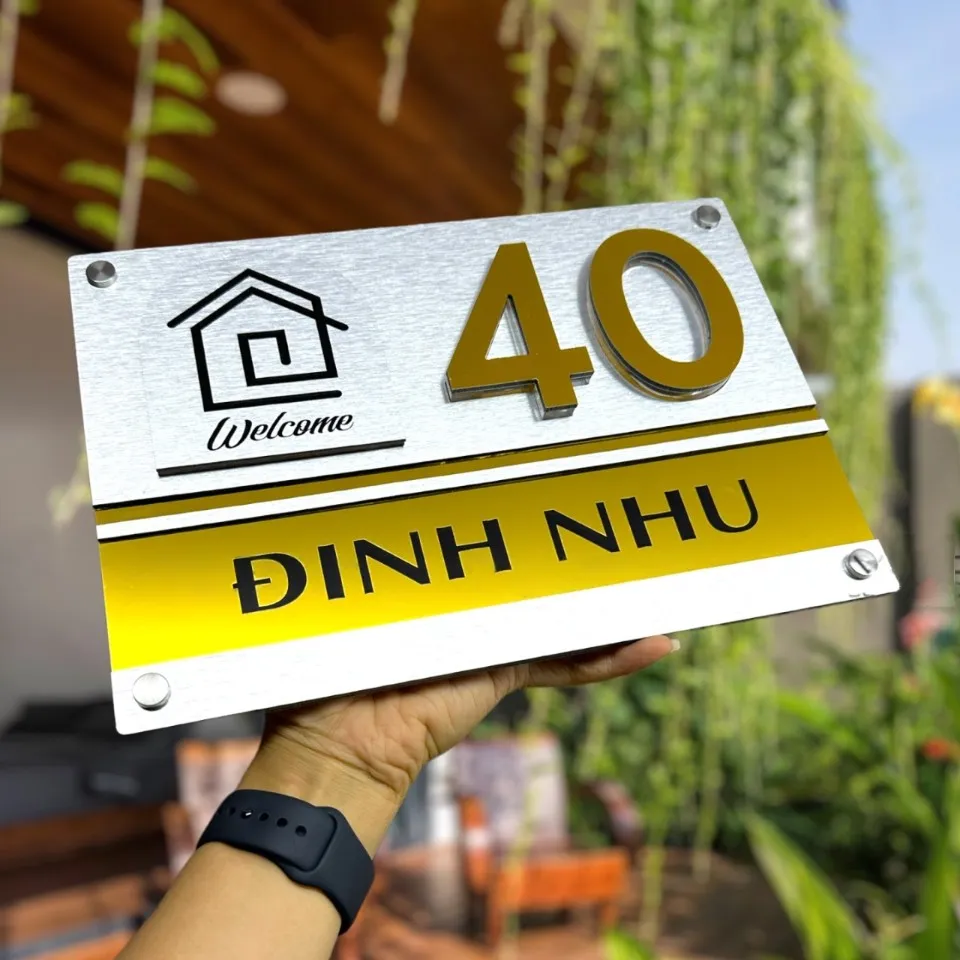 Bảng số nhà inox xước bạc chữ nổi 3D vàng gương - Bảng Hiệu Vàng Bảng số nhà inox xước bạc phối vàng gương, chữ nổi 3D kết hợp ăn mòn, họa tiết ngôi nhà và chữ Welcome