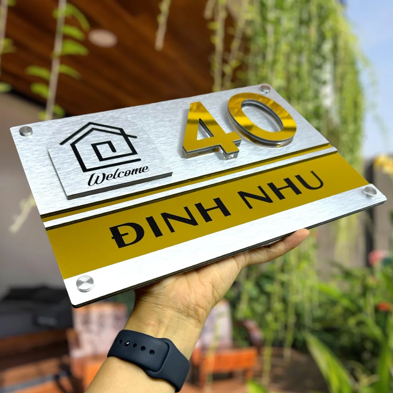 Bảng số nhà inox xước bạc nhìn góc nghiêng – độ dày 20mm nổi khỏi tường Bảng số nhà inox xước bạc chữ nổi 3D nhìn góc nghiêng, thể hiện độ dày dựng chân 20mm và cạnh vuông sắc nét