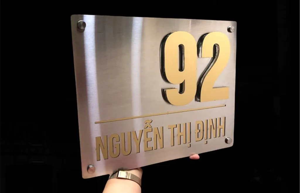 Bảng số nhà inox xước bạc vàng gương chữ nổi 3D – chụp nền tối, tương phản sang trọng Bảng số nhà inox xước bạc vàng gương chữ nổi 3D tối giản sang trọng – nền tối nổi bật