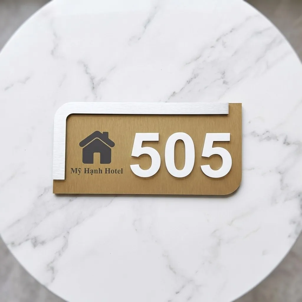 Bảng số phòng vàng đồng đặt trên mặt đá marble Bảng số phòng khách sạn phong cách sang trọng trên nền đá marble