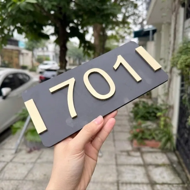 Bảng số phòng inox vàng xước 701 góc nghiêng – bề mặt brushed gold mịn, không phản chiếu chói