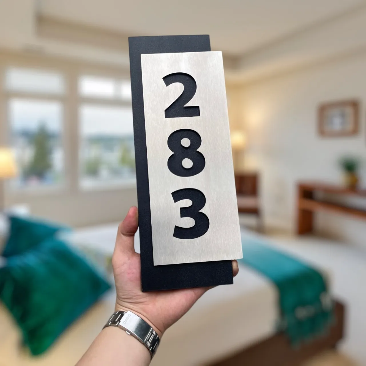 Cạnh bảng số phòng thể hiện độ dày và độ lệch hai lớp Bảng số phòng lắp đặt tại phòng ngủ khách sạn hiện đại