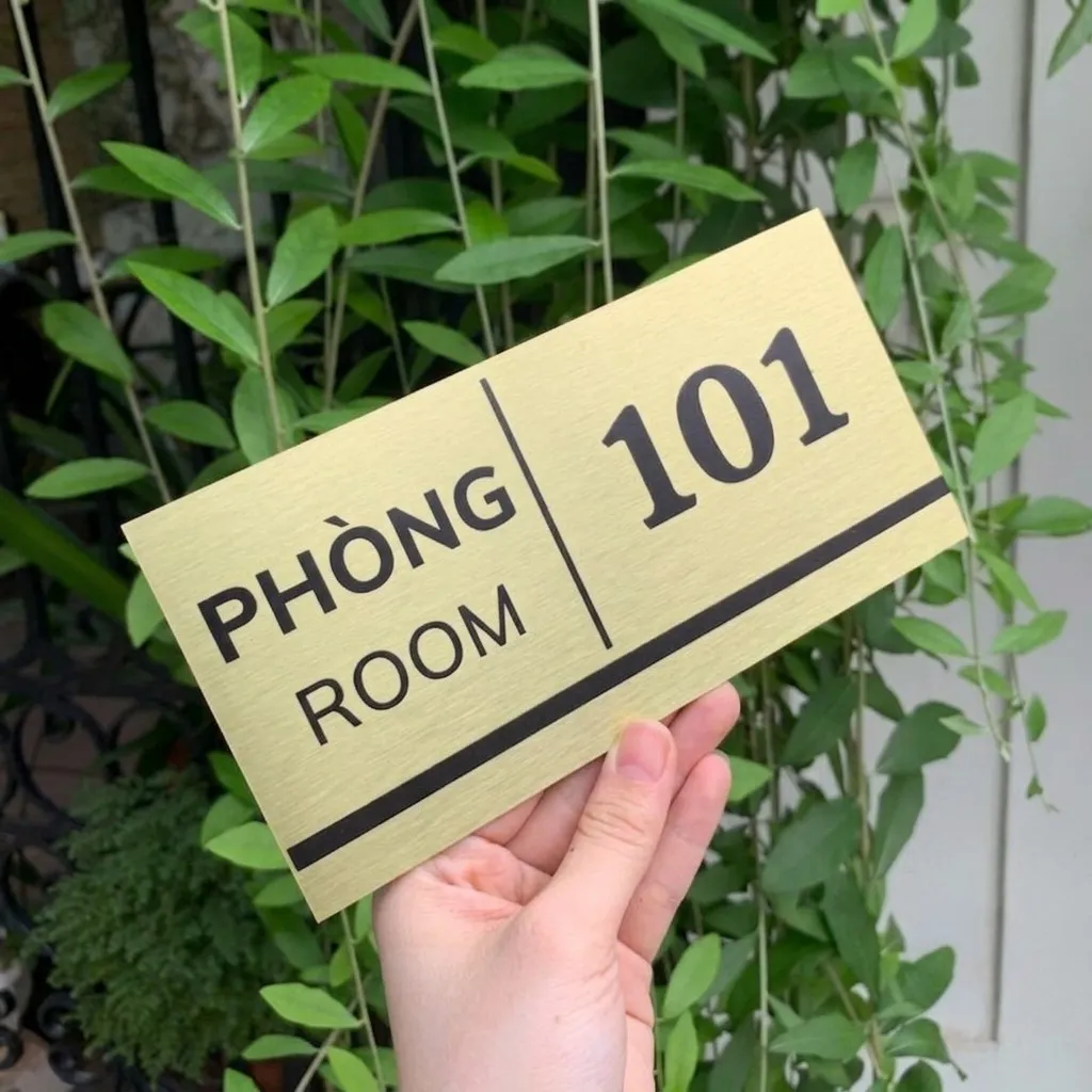 Góc nghiêng bảng số phòng song ngữ Việt-Anh Chi tiết bảng số phòng song ngữ nhìn từ góc nghiêng
