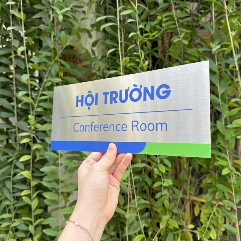 Chi tiết nét chữ Hội Trường Conference Room ăn mòn sơn tĩnh điện trên inox