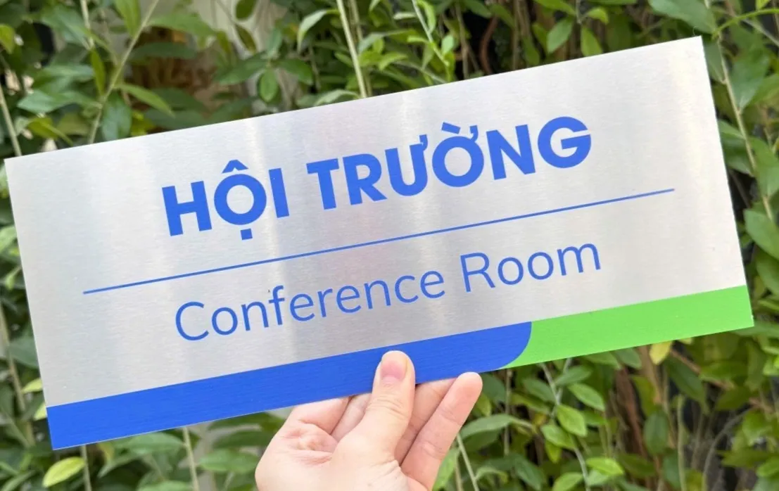 Bảng tên phòng Hội Trường Conference Room chụp góc nghiêng phản chiếu ánh sáng