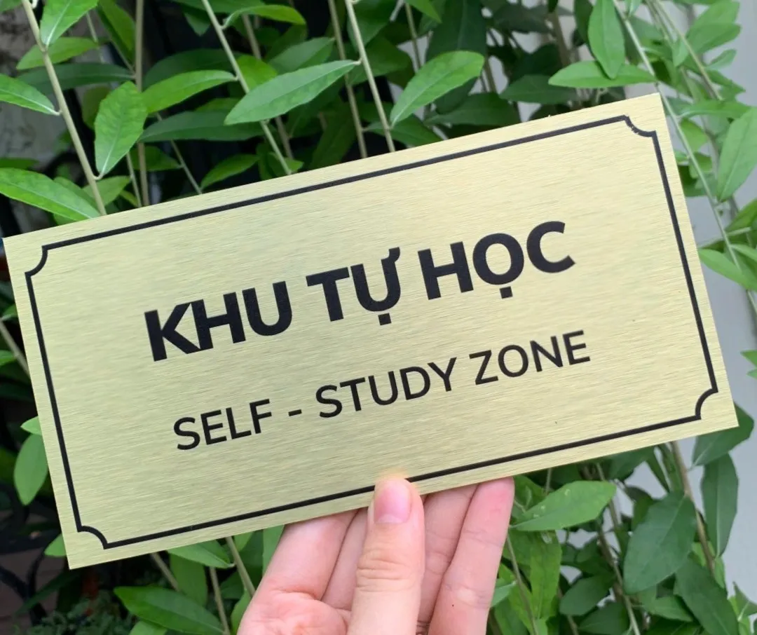 Cận cảnh chữ ăn mòn sắc nét trên bảng Khu Tự Học inox vàng xước Cận cảnh chữ ăn mòn hóa học trên bảng tên Khu Tự Học