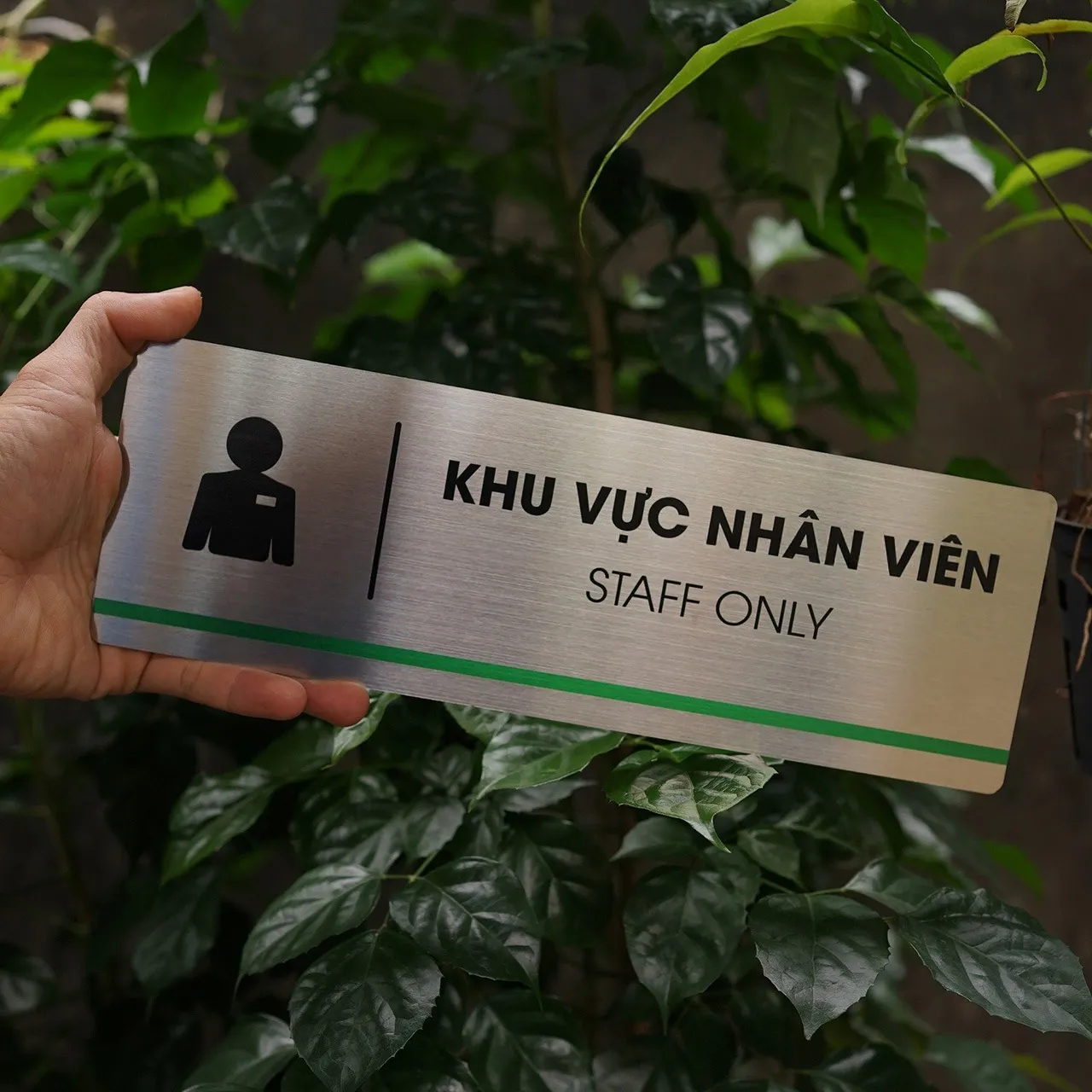 Bảng khu vực nhân viên Staff Only inox 304 cầm tay – bố cục song ngữ rõ ràng Tay cầm bảng khu vực nhân viên Staff Only inox 304 brushed, thấy rõ bố cục KHU VỰC NHÂN VIÊN STAFF ONLY