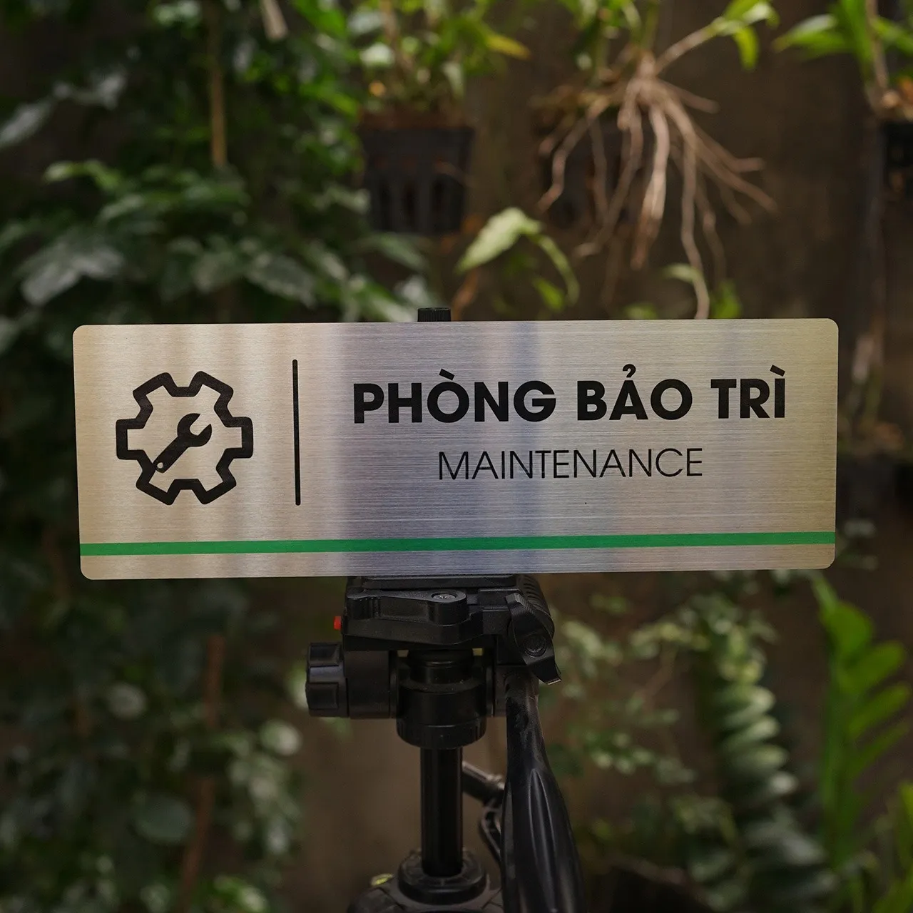 Bảng tên phòng bảo trì - Maintenance sign cao cấp Mẫu bảng phòng bảo trì bằng chất liệu inox xước in UV sắc nét kèm logo kỹ thuật.