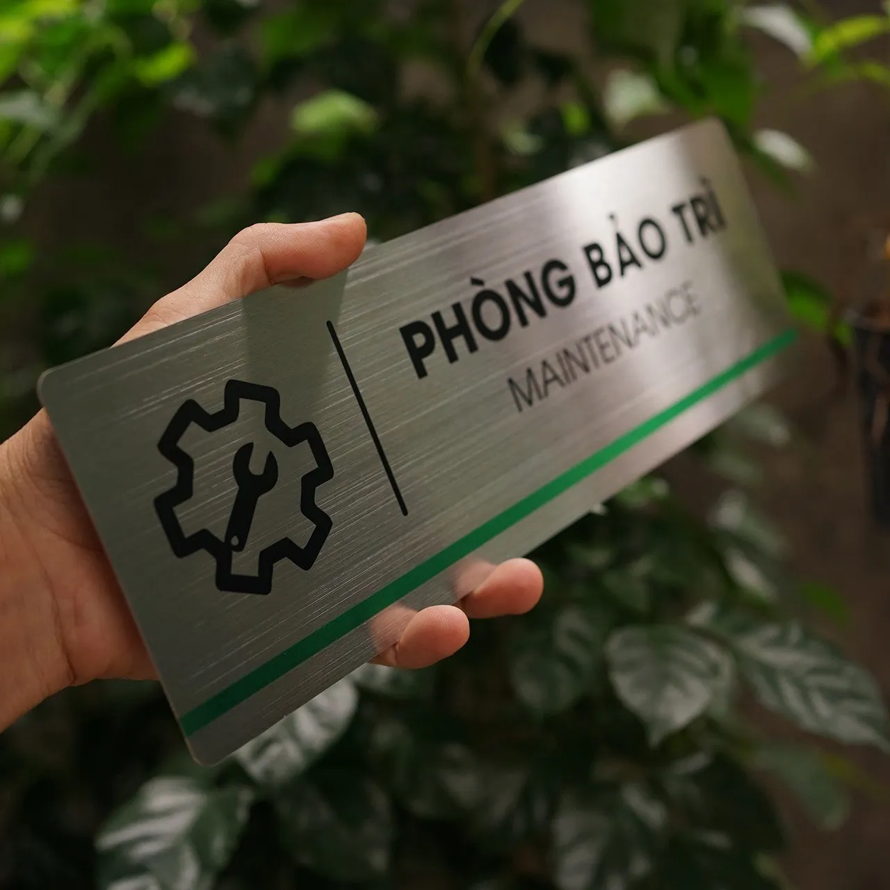 Kích thước thực tế biển phòng bảo trì Cận cảnh độ dày và bề mặt xước phản quang của mẫu bảng phòng bảo trì khi cầm trên tay.