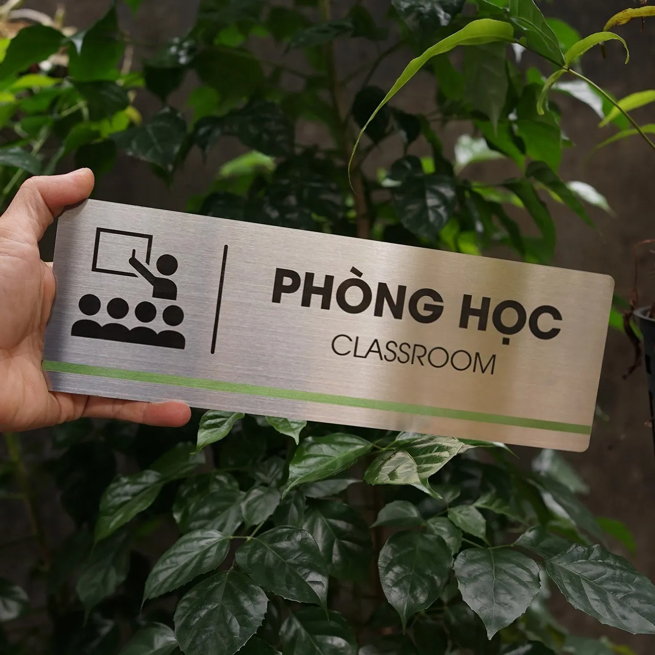 Bảng phòng học inox 304 trắng xước cầm tay thấy toàn bộ mặt trước và sọc viền màu