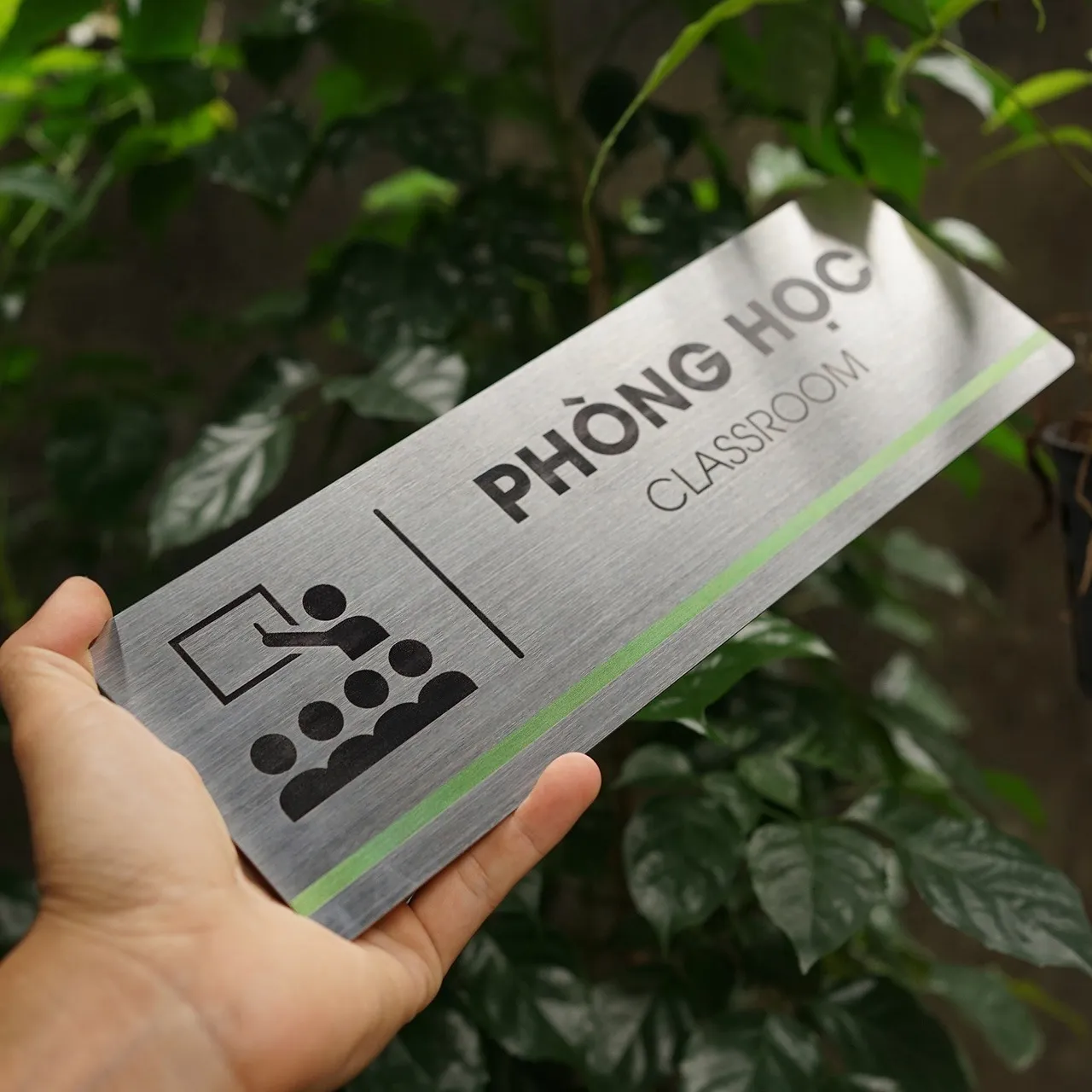 Bảng phòng học inox cầm tay góc chéo thể hiện tỷ lệ chiều dài và chất liệu inox xước