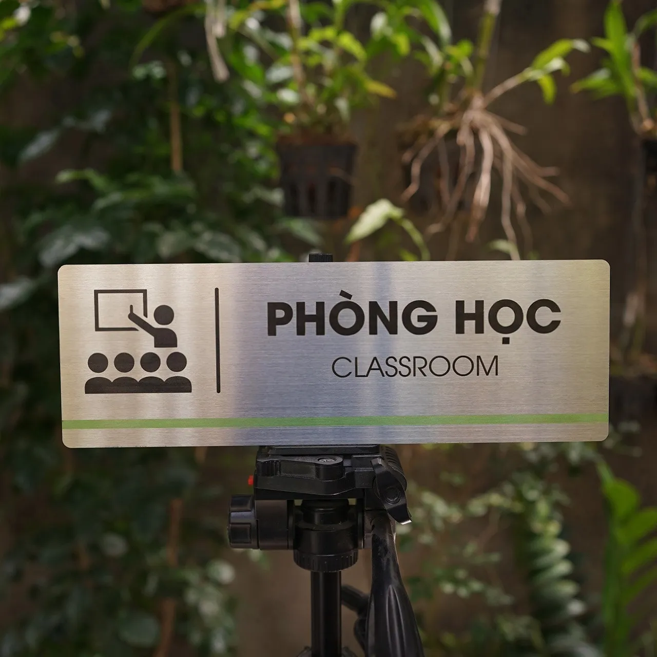 Bảng tên phòng học inox 304 xước chữ ăn mòn sơn tĩnh điện song ngữ Việt Anh