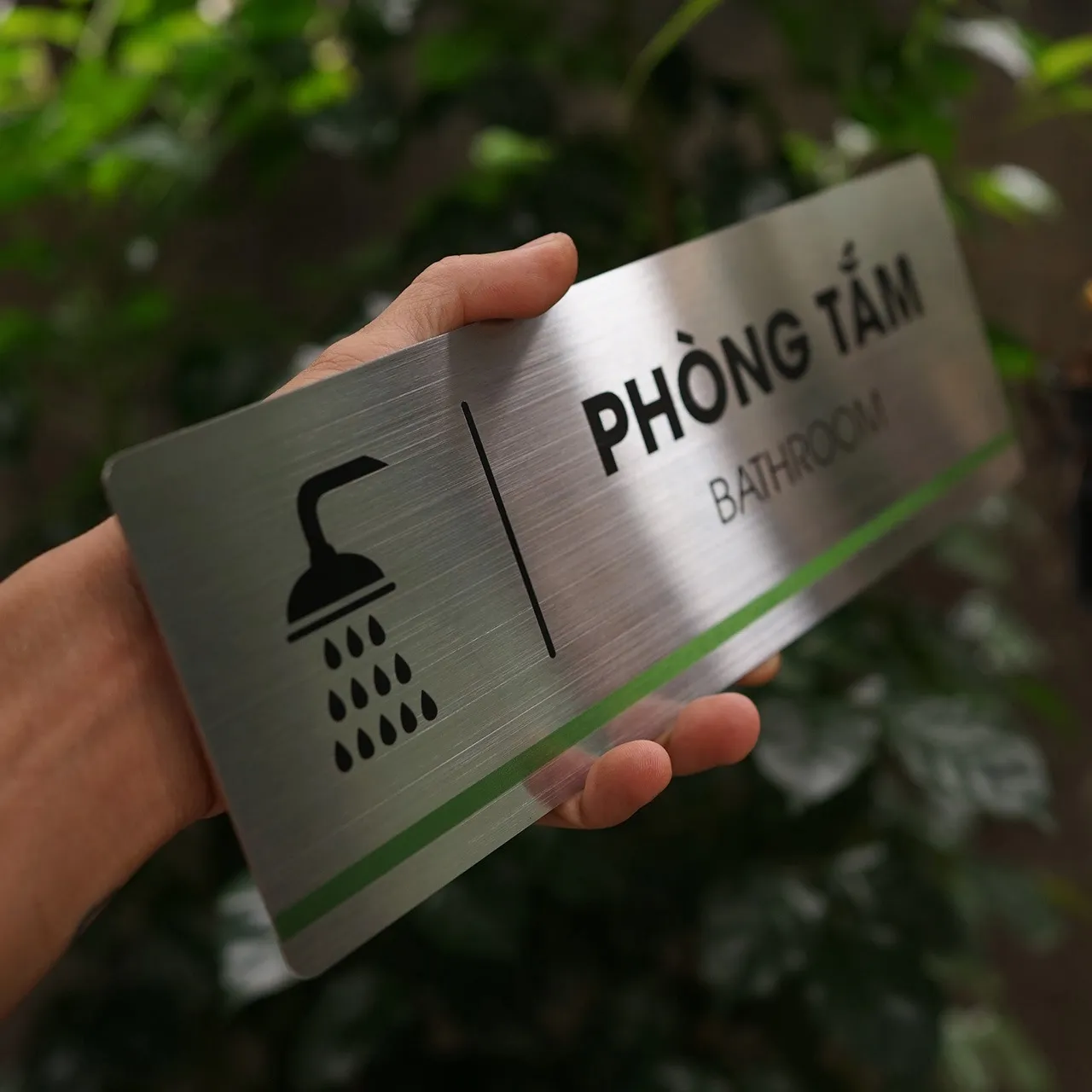 Bảng tên phòng tắm inox 304 góc nghiêng ngang – hiệu ứng ánh kim bề mặt phay xước Bảng tên phòng tắm inox 304 cầm tay góc nghiêng ngang thấy hiệu ứng ánh kim bề mặt phay xước
