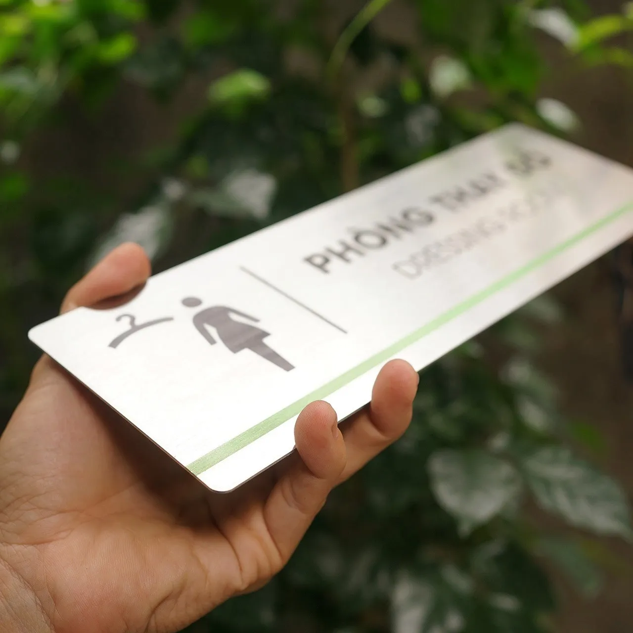 Bảng tên phòng thay đồ inox 304 phay xước hiệu ứng phản sáng trắng bạc khi ánh sáng chiếu trực tiếp