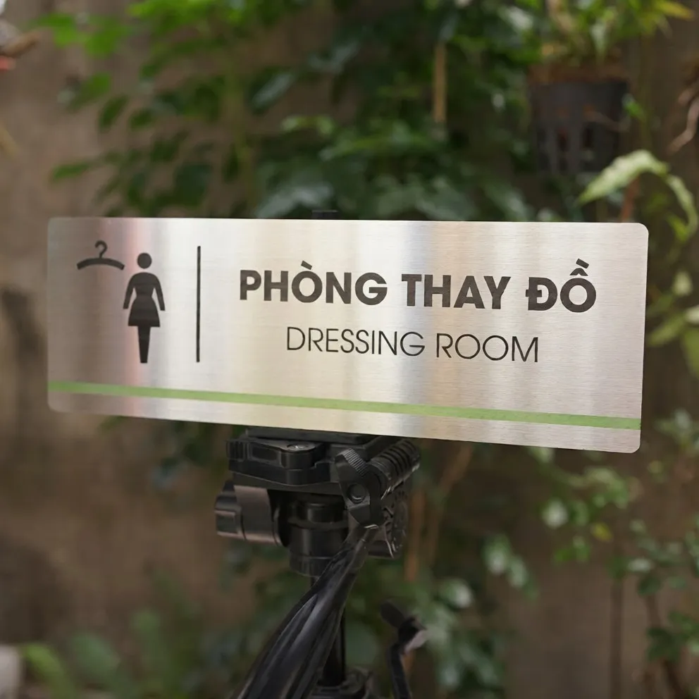 Bảng tên phòng thay đồ inox 304 trắng xước ăn mòn hóa học sơn tĩnh điện nhìn thẳng trên giá đỡ góc cao