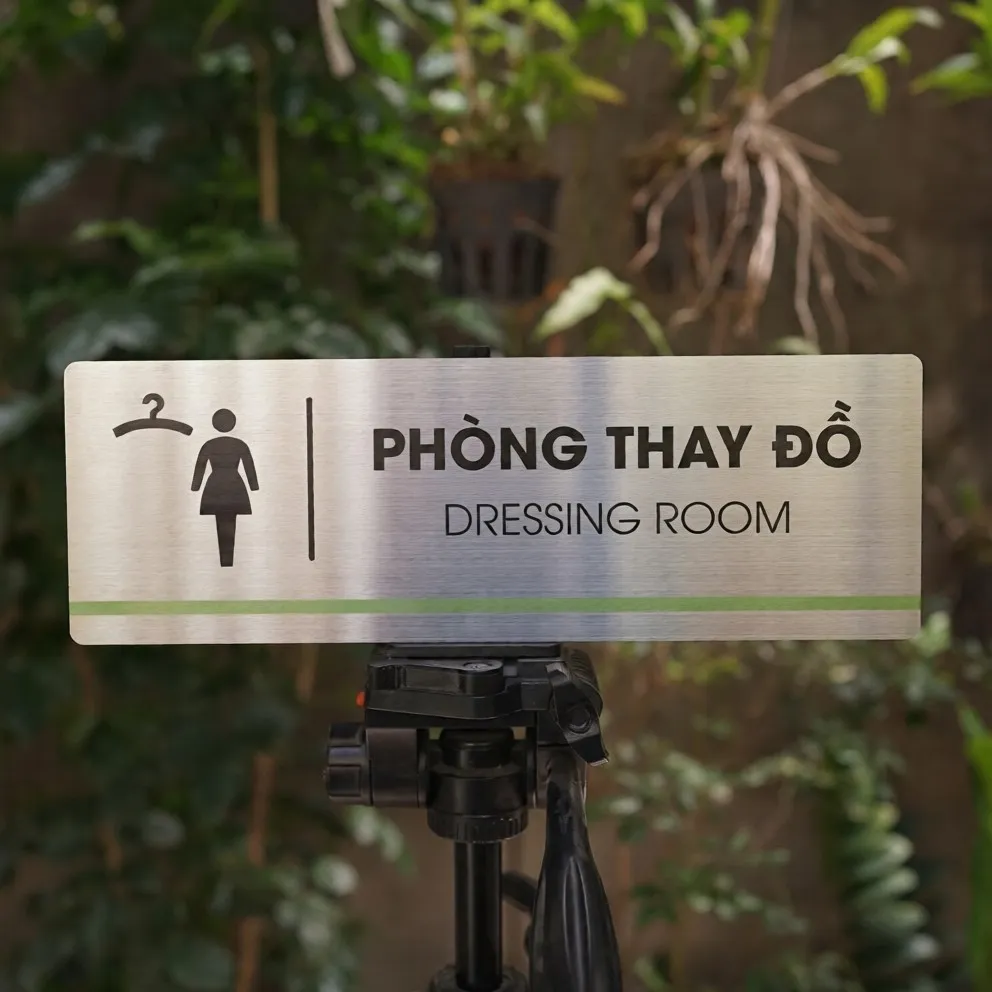 Bảng tên phòng thay đồ inox 304 trên giá đỡ mặt trước thẳng thấy rõ pictogram móc áo nhân vật nữ và sọc xanh