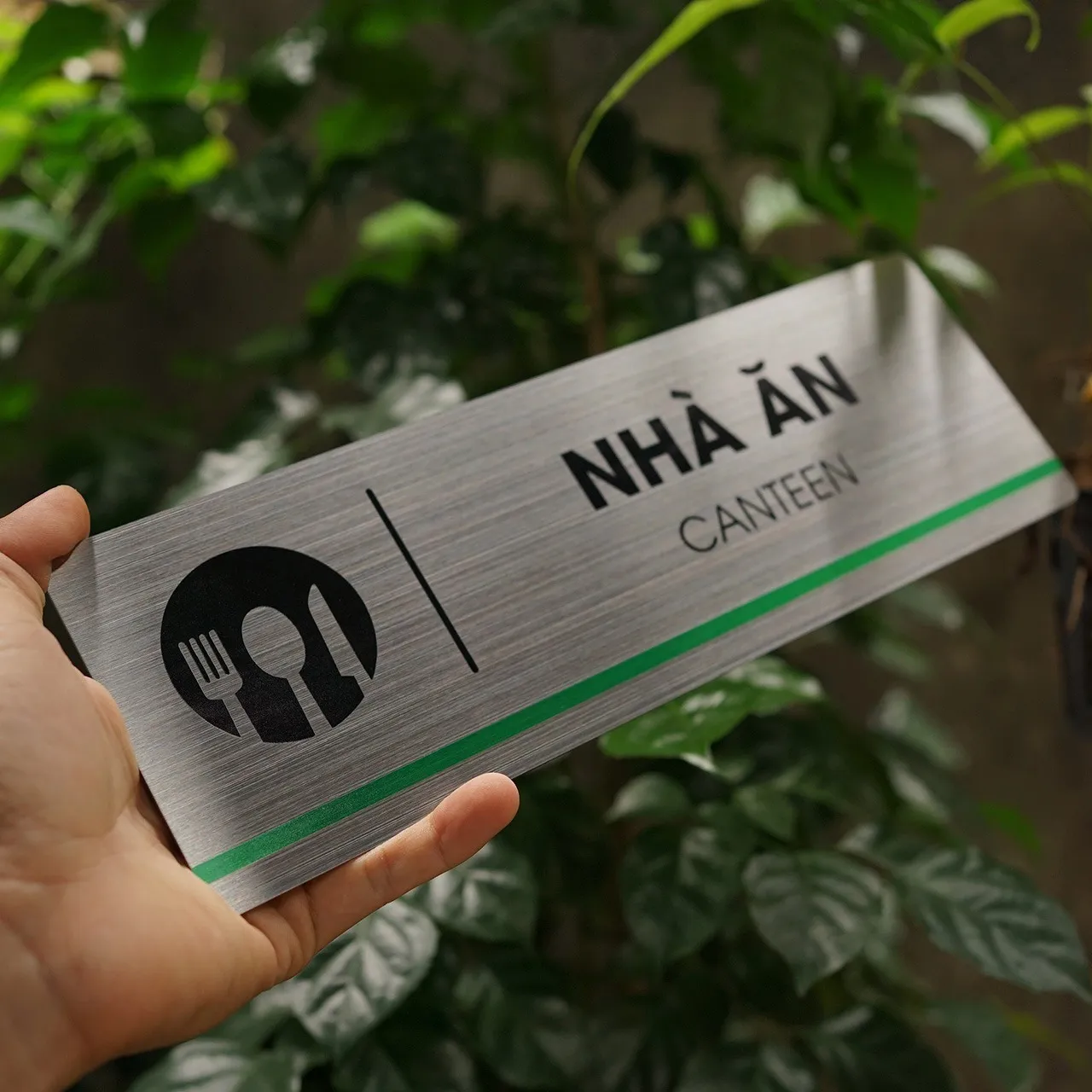 Tay cầm bảng tên nhà ăn canteen inox 304 brushed nhìn thẳng, thấy đủ icon và chữ NHÀ ĂN CANTEEN