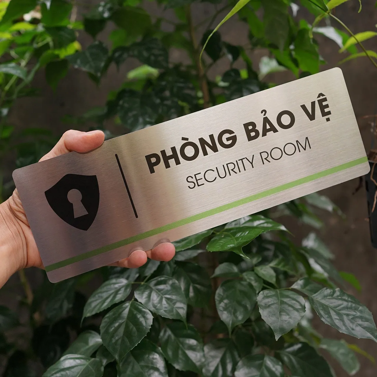Góc bo tròn và cạnh viền bảng tên phòng bảo vệ inox 304 – Bảng Hiệu Vàng Chi tiết góc bo tròn và cạnh viền bảng tên phòng bảo vệ inox brushed 10x30cm