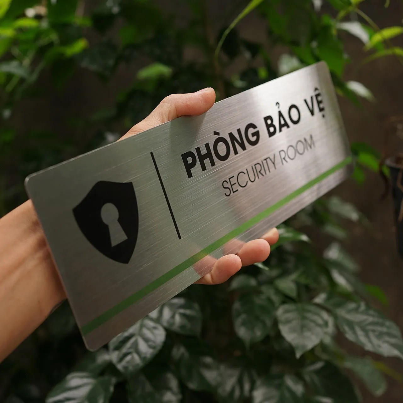 Bảng tên phòng bảo vệ inox 304 brushed – Security Room – Bảng Hiệu Vàng Bảng tên phòng bảo vệ inox 304 trắng xước, icon khiên ổ khóa, kích thước 10x30cm