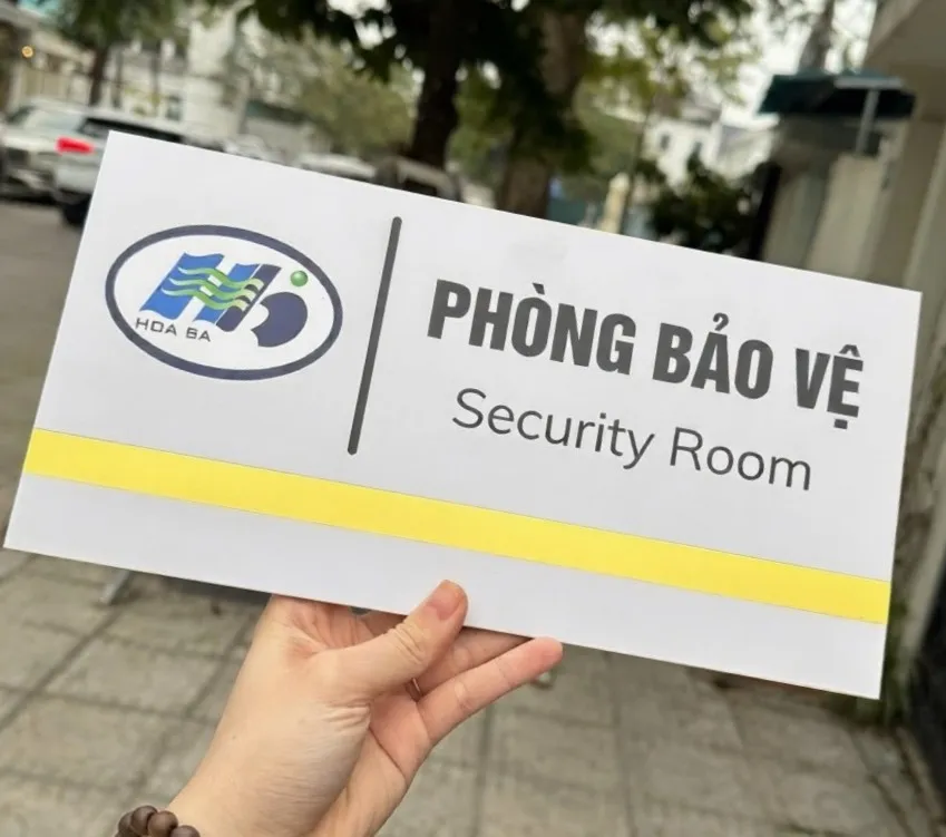 Chi tiết logo và chữ Phòng Bảo Vệ Security Room trên bảng inox