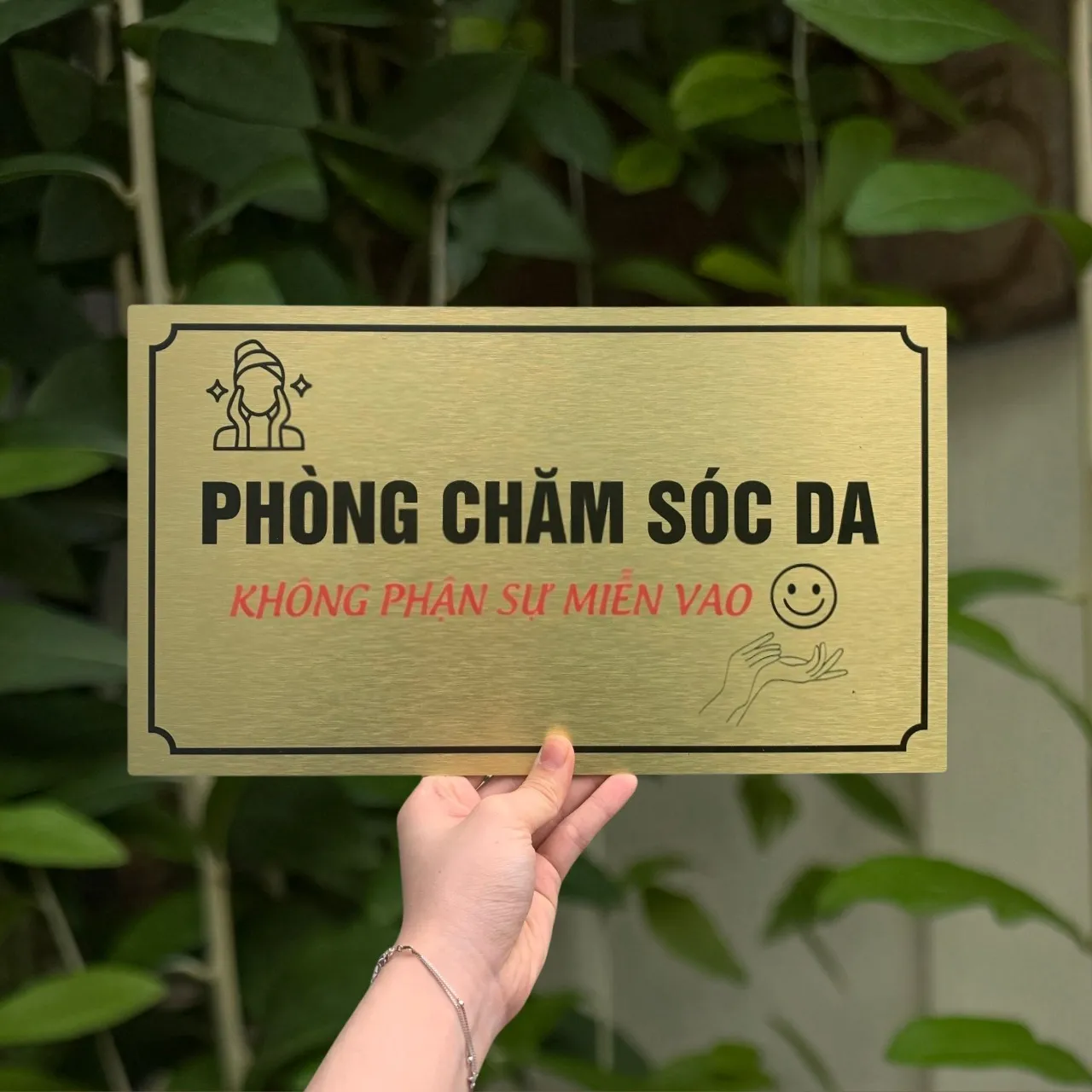 Bảng tên phòng chăm sóc da bằng inox vàng xước khắc ăn mòn