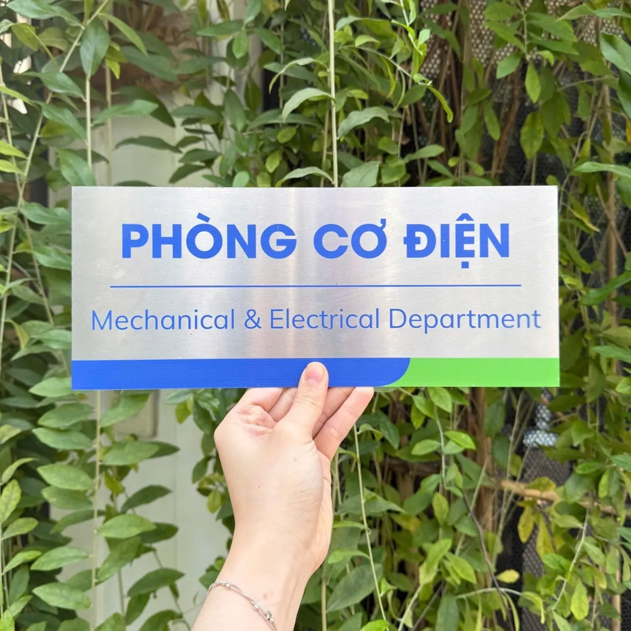 Bảng tên phòng cơ điện inox 304 chữ ăn mòn sơn tĩnh điện xanh dương
