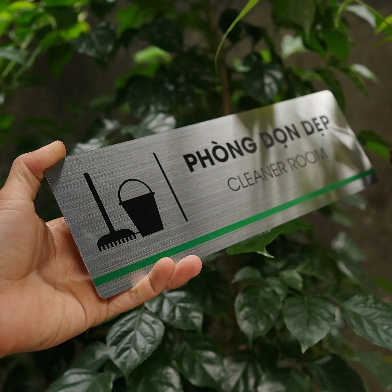 Mặt trước bảng tên phòng dọn dẹp inox brushed, chữ PHÒNG DỌN DẸP và CLEANER ROOM sắc nét
