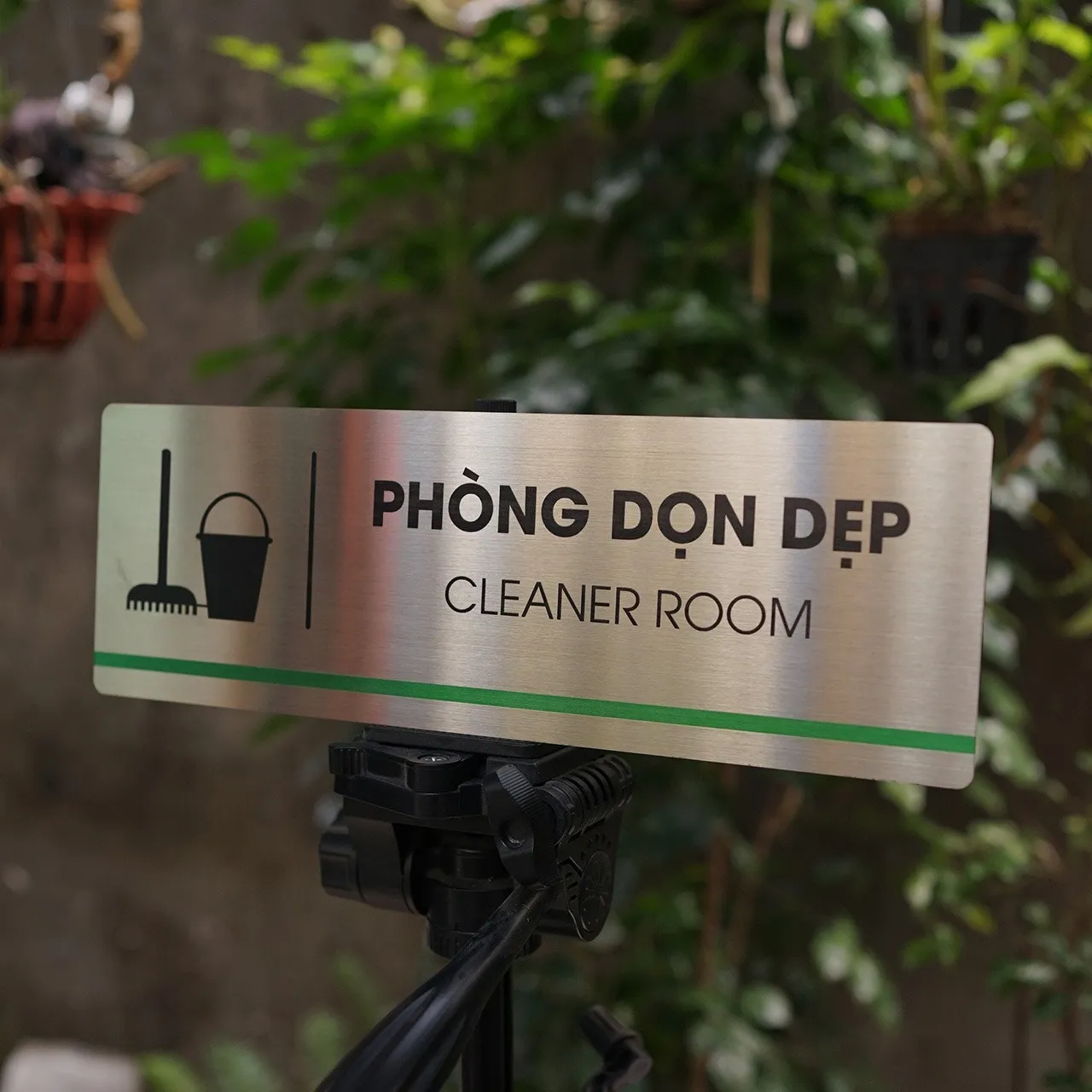 Thông số thực tế bảng tên phòng dọn dẹp inox 304: kích thước 10x30cm, dày 1mm đo bằng thước kẹp, kèm keo dán 3M