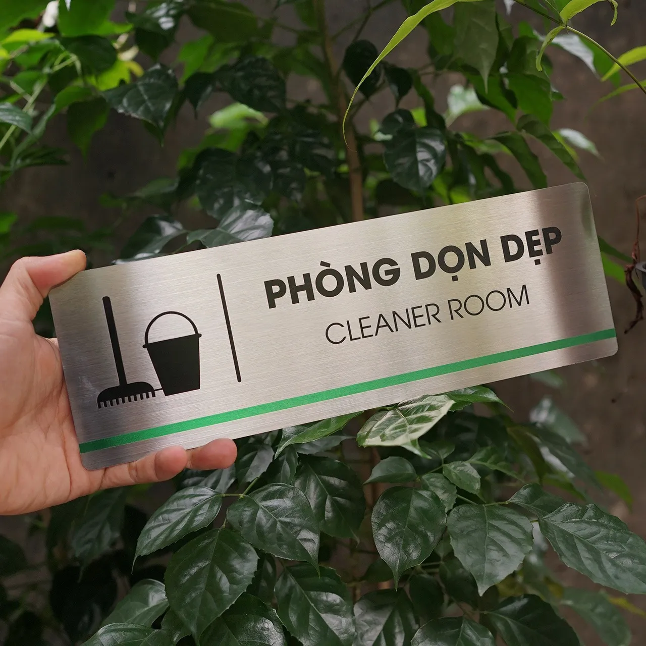 Toàn cảnh bảng tên phòng dọn dẹp inox 304 brushed kích thước 10x30cm cầm tay nhìn ngang