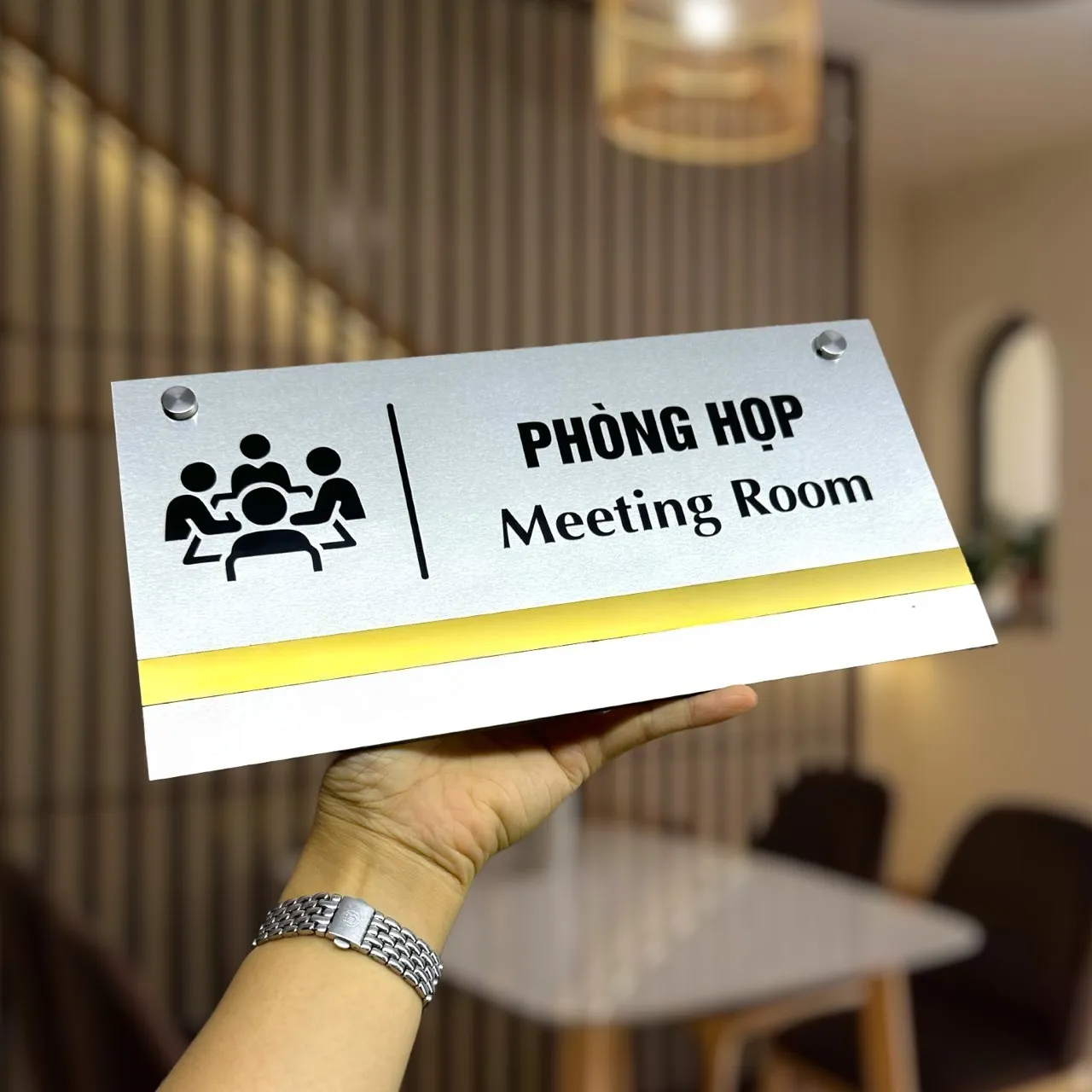 bảng tên phòng họp meeting room inox 304 trắng xước viền vàng có icon