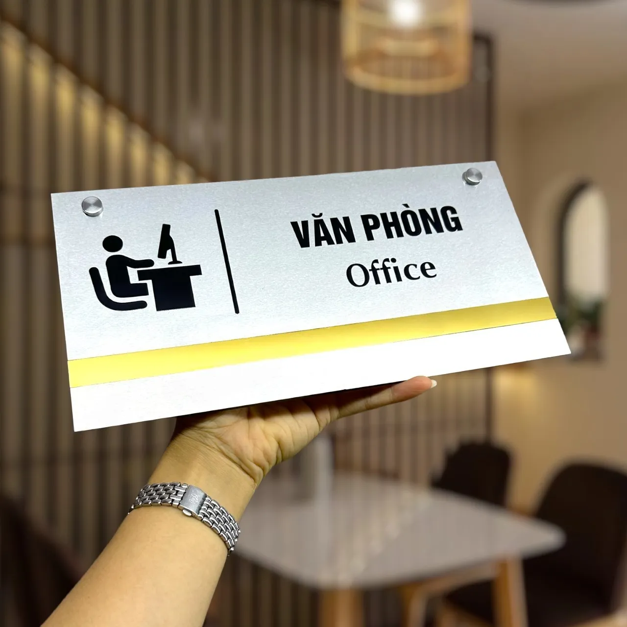 bảng tên phòng văn phòng office inox trắng xước song ngữ việt anh dải vàng