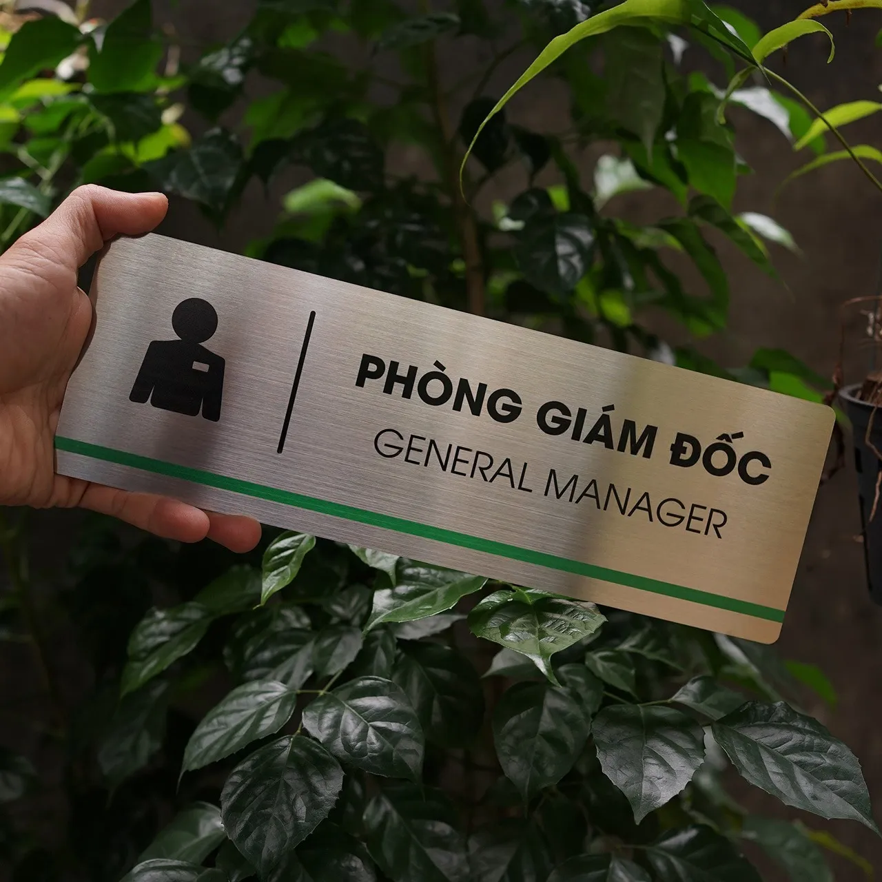 bảng tên phòng giám đốc inox toàn cảnh kích thước thực tế 30x10cm