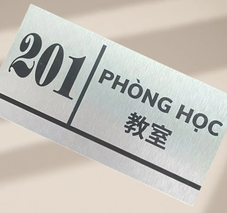 Bảng tên phòng học inox góc nghiêng cận cảnh trên nền trung tính