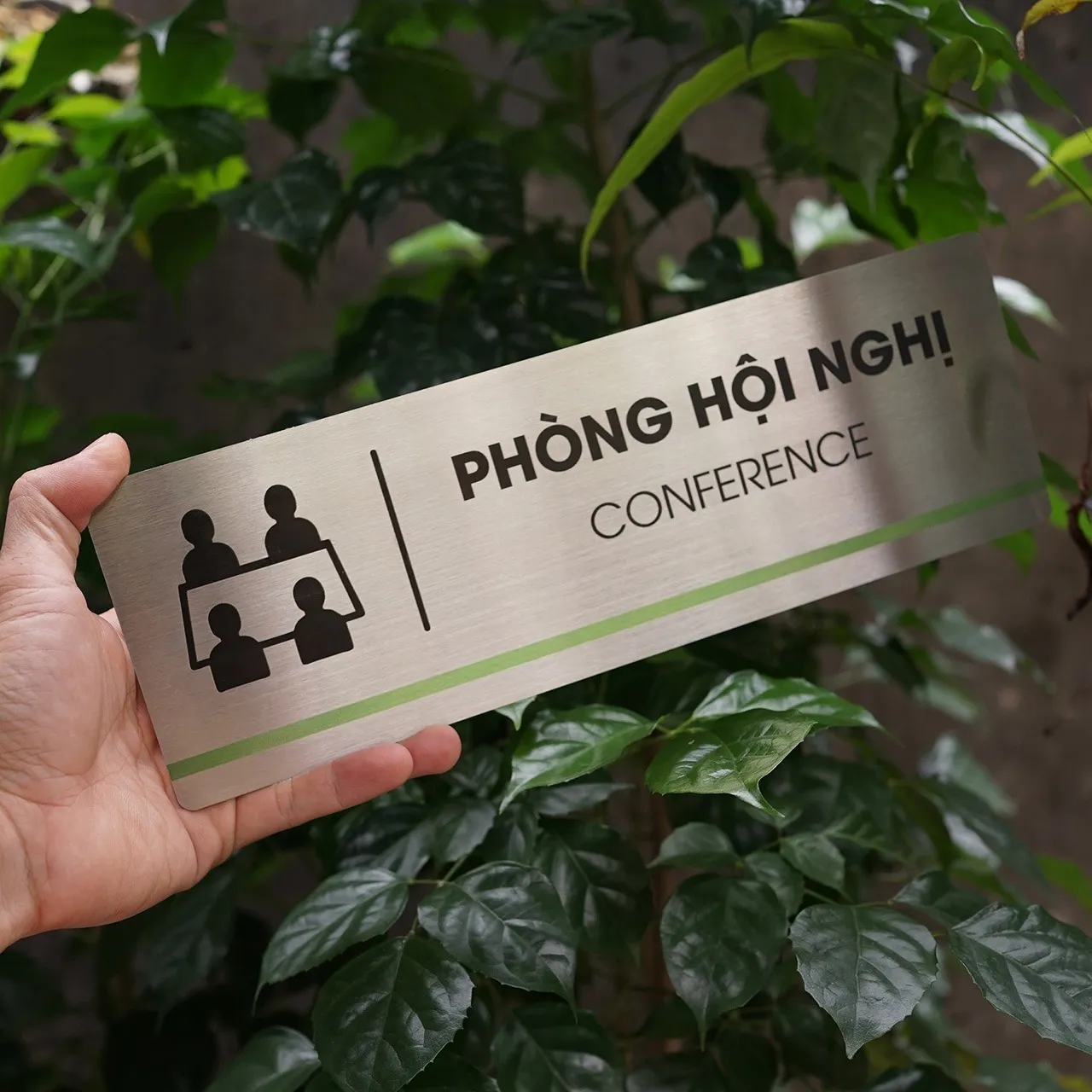Bảng Tên Phòng Hội Nghị Inox 304 – Góc Nghiêng Phải Thấy Rõ Chữ Ăn Mòn Và Sọc Xanh Bảng tên phòng hội nghị inox 304 cầm tay góc nghiêng phải thấy rõ chữ ăn mòn hóa học đen và sọc xanh lá