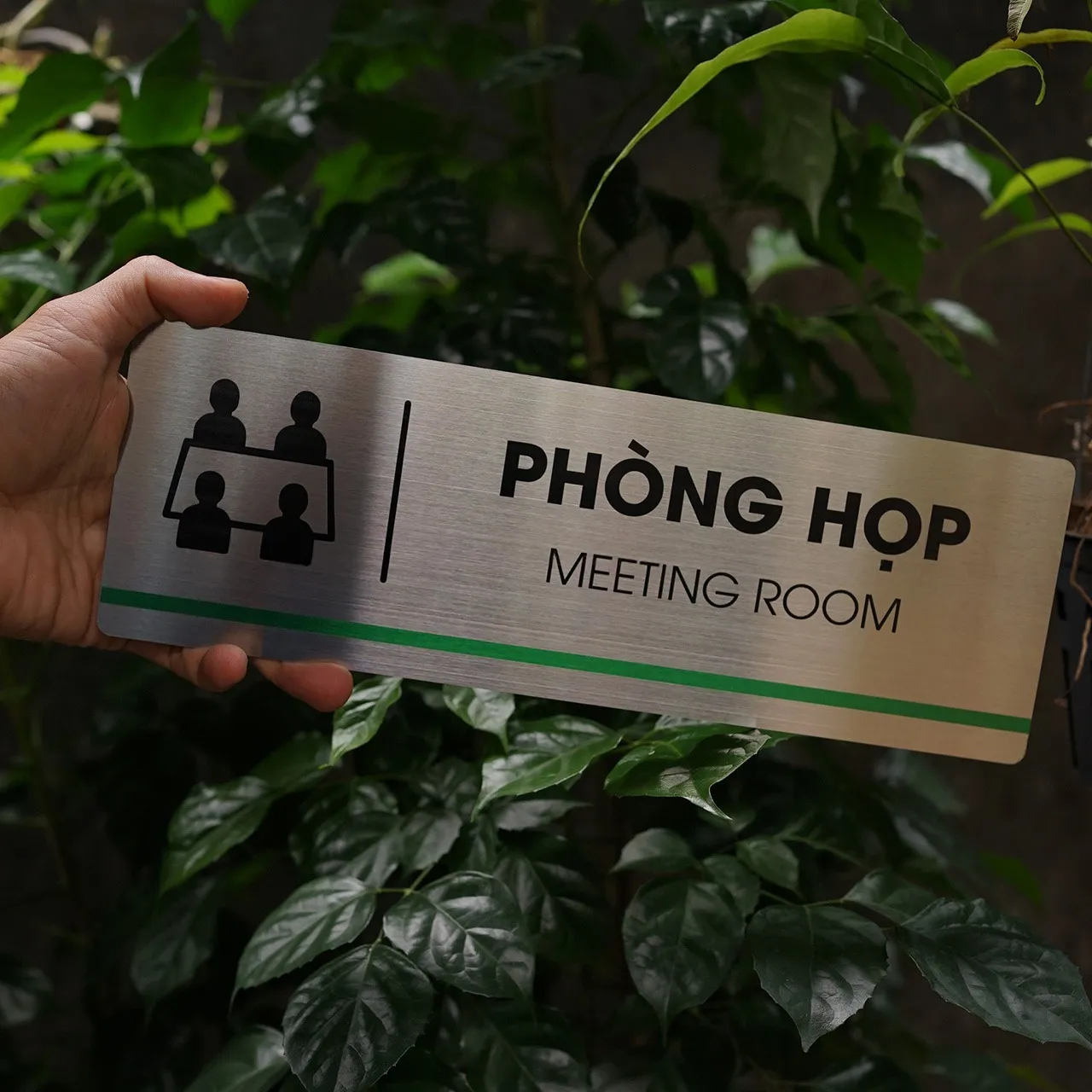 Bảng Tên Phòng Họp Inox 304 Cầm Tay – Mặt Trước Thấy Rõ Chữ Ăn Mòn Sắc Nét Cầm tay bảng tên phòng họp inox 304 trắng xước mặt trước thấy rõ chữ ăn mòn hóa học sơn tĩnh điện