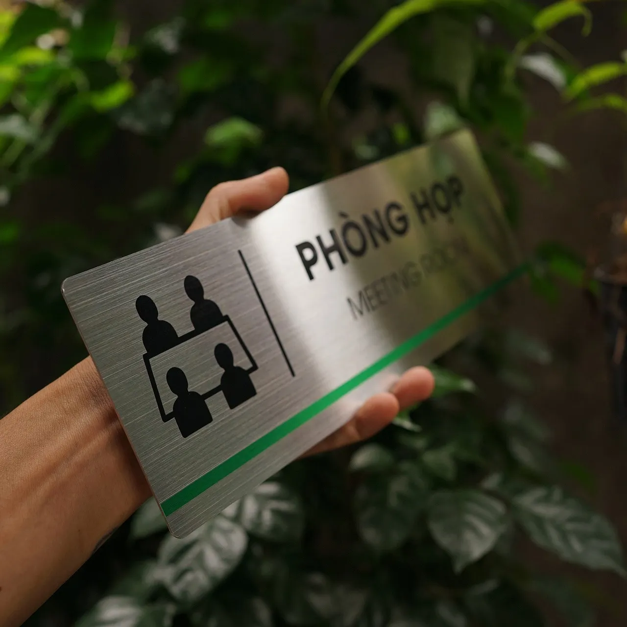 Cận Pictogram Phòng Họp – Ăn Mòn Hóa Học Sắc Nét Trên Inox 304 Phay Xước Cận cảnh pictogram bàn họp bốn người ăn mòn hóa học sắc nét trên nền inox 304 phay xước