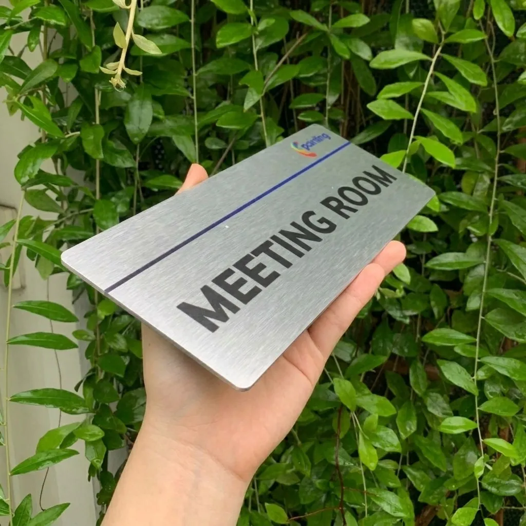 Bảng tên phòng họp inox góc nghiêng Bảng tên phòng họp inox in UV góc nghiêng thấy độ mỏng tấm inox