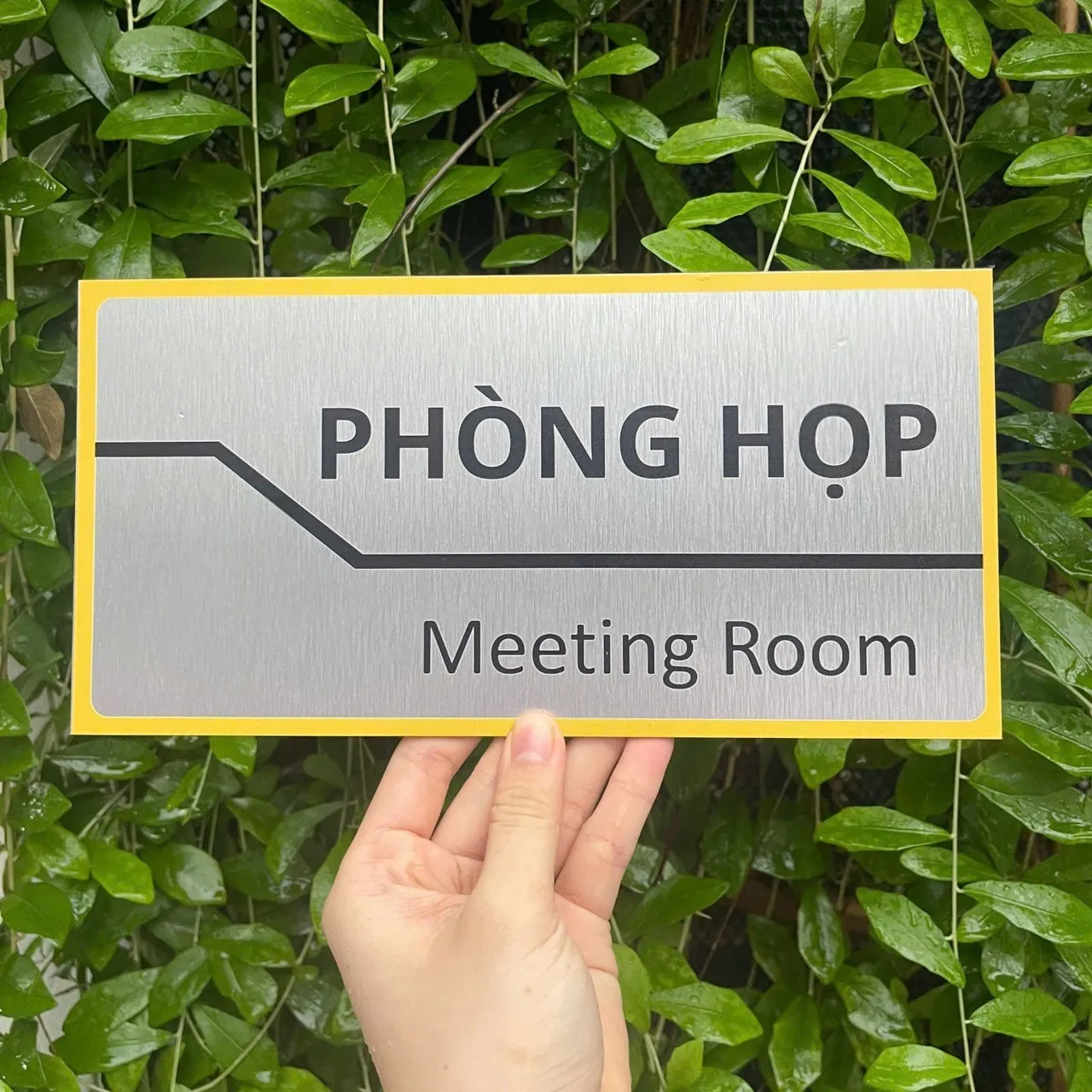 Bảng tên phòng họp viền vàng song ngữ Anh Việt trên nền cây xanh
