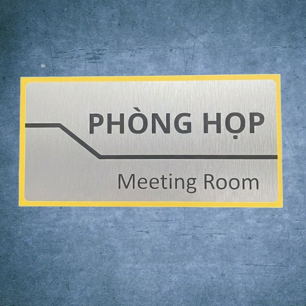 Cận cảnh bảng tên phòng họp viền vàng nền inox bạc xước