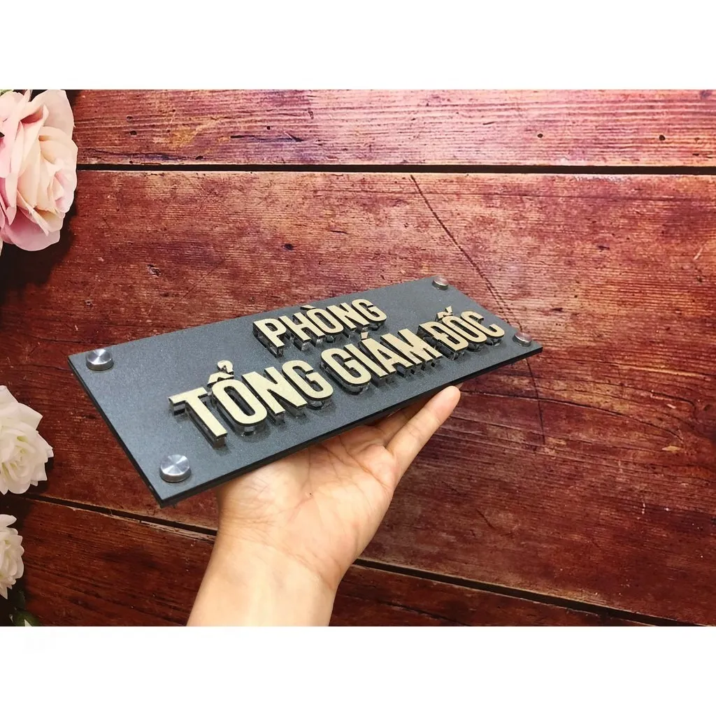 bảng tên phòng inox chữ nổi 3D vàng xước góc nghiêng thấy độ dày 3D rõ nét