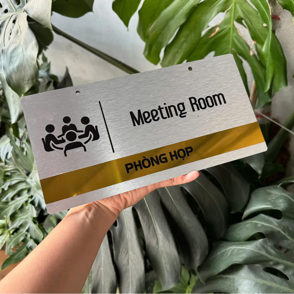 Bảng tên phòng họp inox xước bạc phối vàng gương Bảng tên phòng họp Meeting Room inox xước bạc phối dải vàng gương, chữ ăn mòn sơn tĩnh điện
