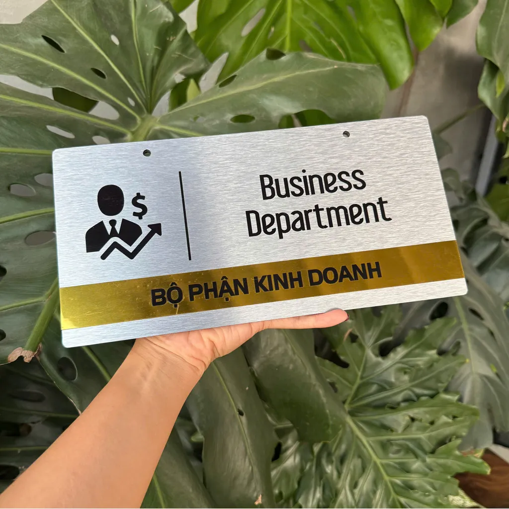 Bảng tên phòng bộ phận kinh doanh inox xước bạc phối vàng gương Bảng tên phòng Business Department – Bộ Phận Kinh Doanh inox xước bạc vàng gương ăn mòn hóa học