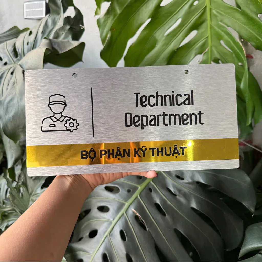 Bảng tên phòng kỹ thuật inox xước bạc phối vàng gương Bảng tên phòng Technical Department – Bộ Phận Kỹ Thuật inox xước bạc dải vàng gương ăn mòn hóa học