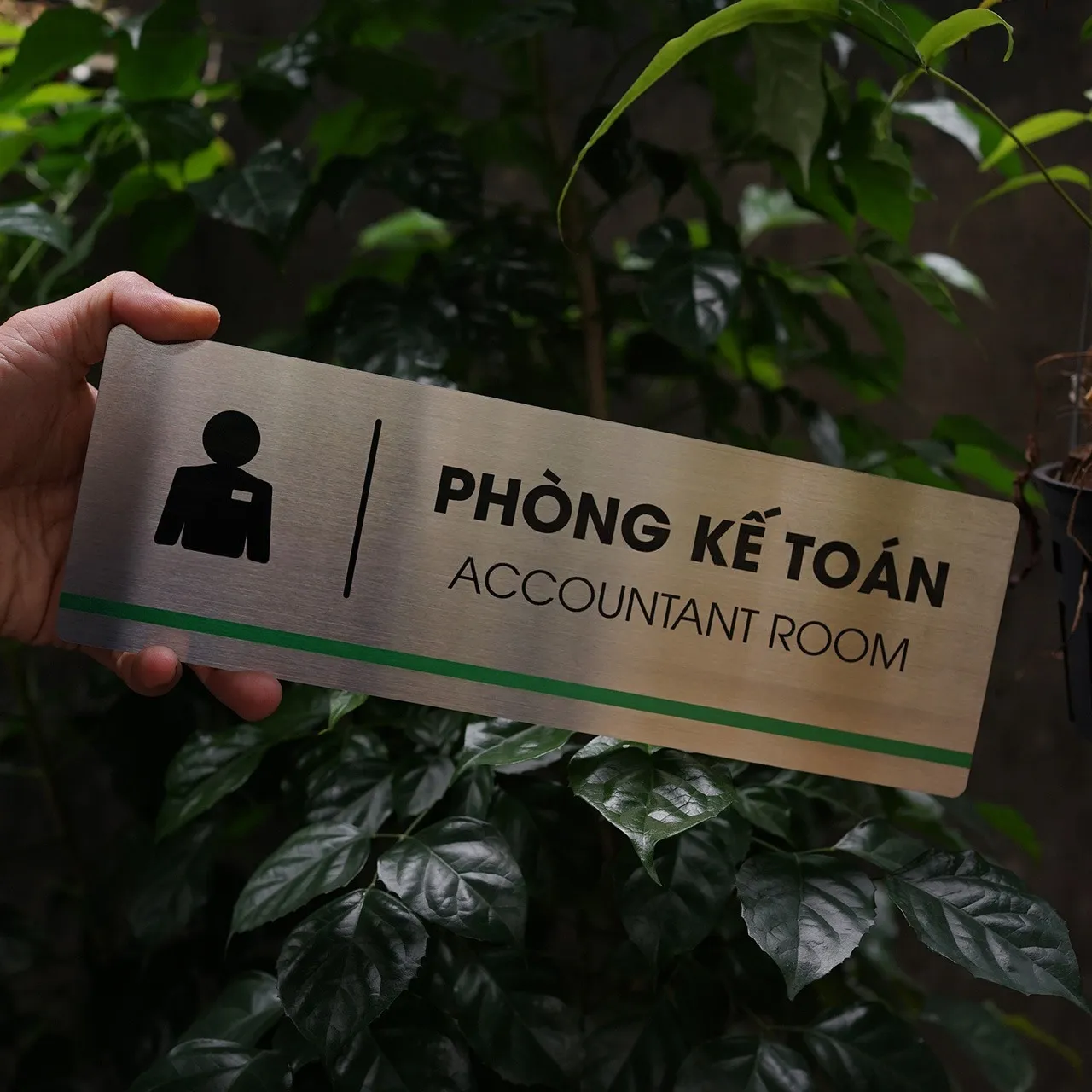 Bảng Tên Phòng Kế Toán Inox 304 Cầm Tay – Mặt Trước Thấy Rõ Chữ Ăn Mòn Hóa Học Cầm tay bảng tên phòng kế toán inox 304 phay xước mặt trước thấy rõ chữ ăn mòn hóa học đen sắc nét