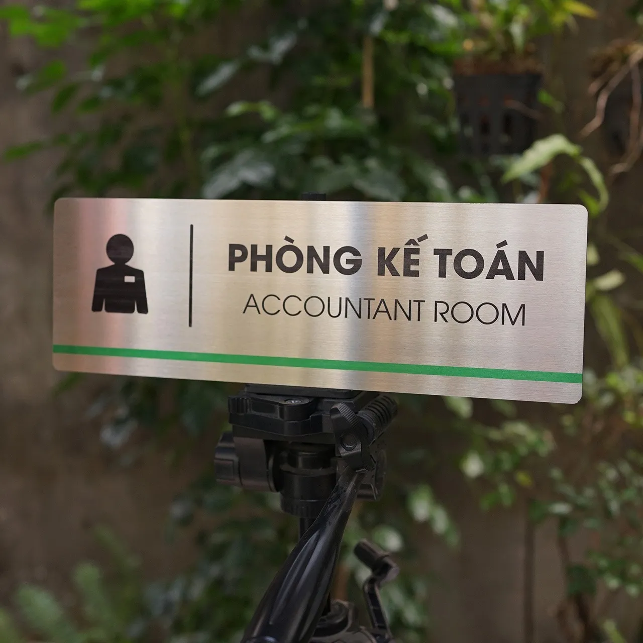 Bảng Tên Phòng Kế Toán Inox 304 Trắng Xước – Ăn Mòn Hóa Học Sơn Tĩnh Điện | Bảng Hiệu Vàng Bảng tên phòng kế toán inox 304 trắng xước ăn mòn hóa học sơn tĩnh điện trên giá đỡ góc cao