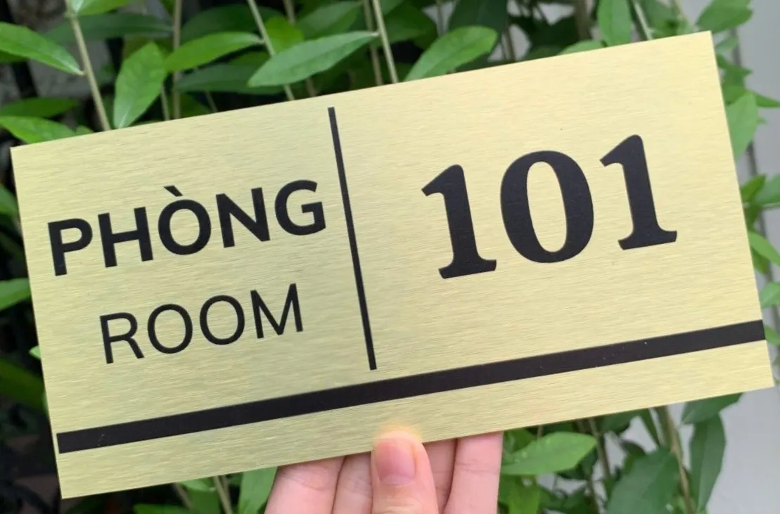 Toàn cảnh mặt trước bảng số phòng 101 inox vàng xước Toàn cảnh bảng số phòng 101 inox vàng xước ăn mòn sơn tĩnh điện
